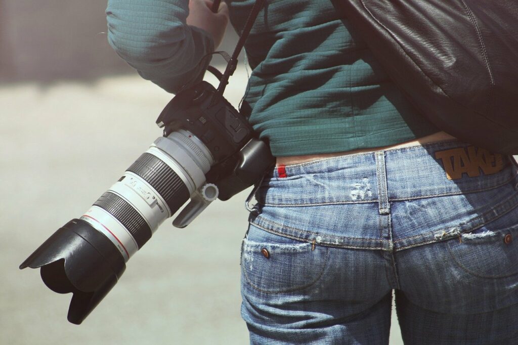 Frau Fotografin Kamera Equipment Warum sind Fotografen so teuer