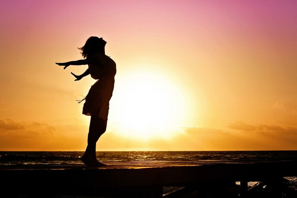 Sonnenuntergang Frau glücklich Sonnenuntergangsfotografie Tipps für tolle Bilder