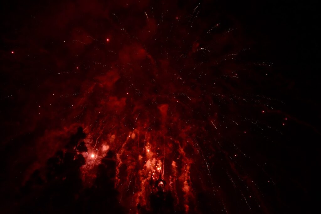 Feuerwerk Farben Feier Magische Fotos mit Bengalos So setzt du Pyrotechnik sicher bei Fotoshootings ein