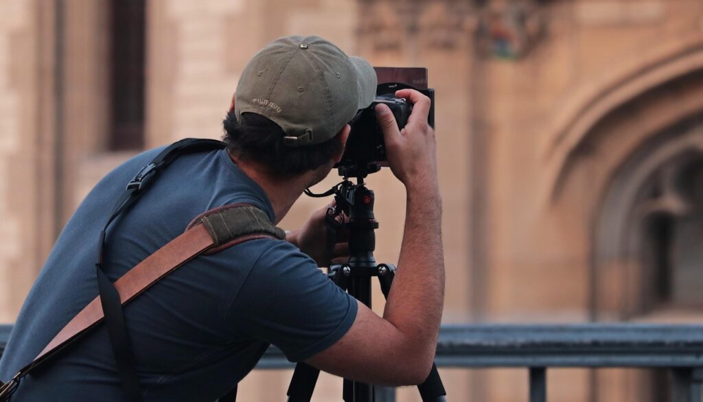 Mann Fotograf in der Stadt unterwegs Die besten Fotospots in Osnabrück