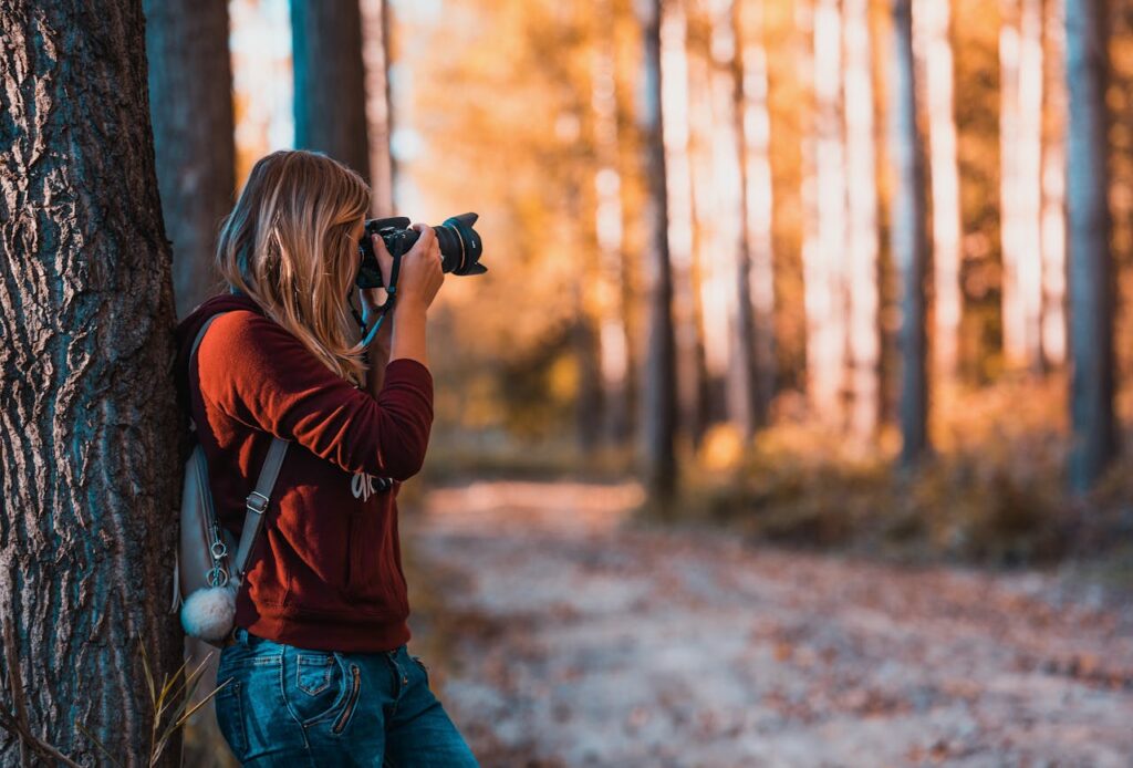 Frau Fotografin im Wald Bildwinkel in der Fotografie – Einfach erklärt