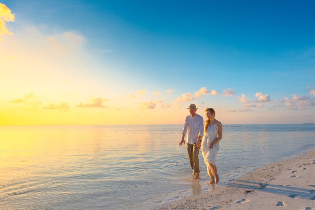 Paar wandert am Strand der Malediven Fotoposen am Strand – Ideen für natürliche & stilvolle Bilder