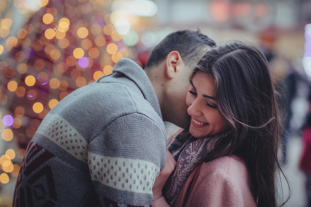 Paar winterlich Umarmung Kuss Fotografie in der Adventszeit – Tipps und Tricks für stimmungsvolle Bilder