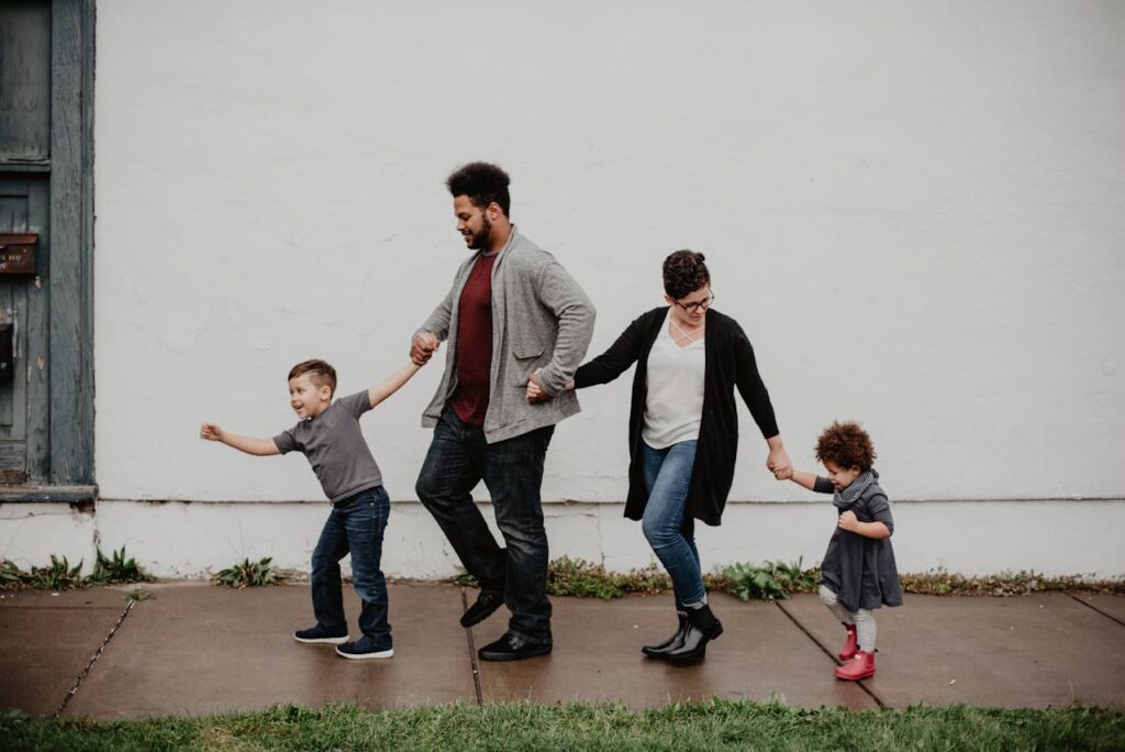 interkulturelle Familie Vater Mutter Kinder kulturelle Diversität Fotoposen Familie – Ideen für natürliche & liebevolle Erinnerungen