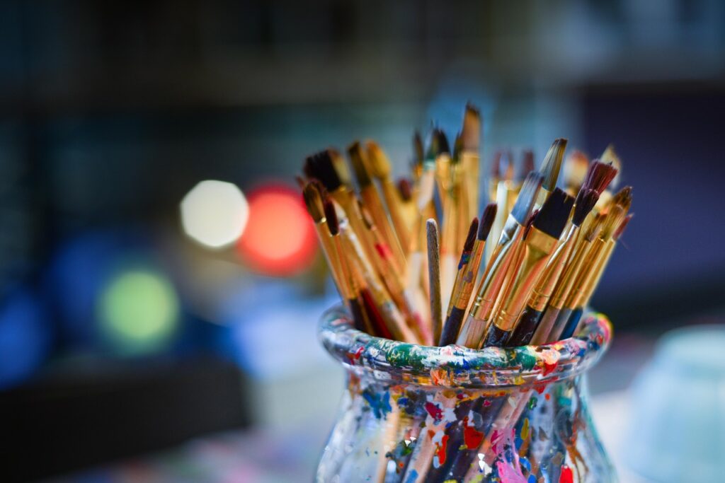 Kunst Pinsel Fotografie Gestaltungsräume erweitern Wie Fotografien und Kunstwerke zusammen Raumwirkung entfalten